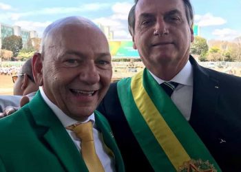Bolsonaro recebe dono da Havan, Luciano Hang, com abraço