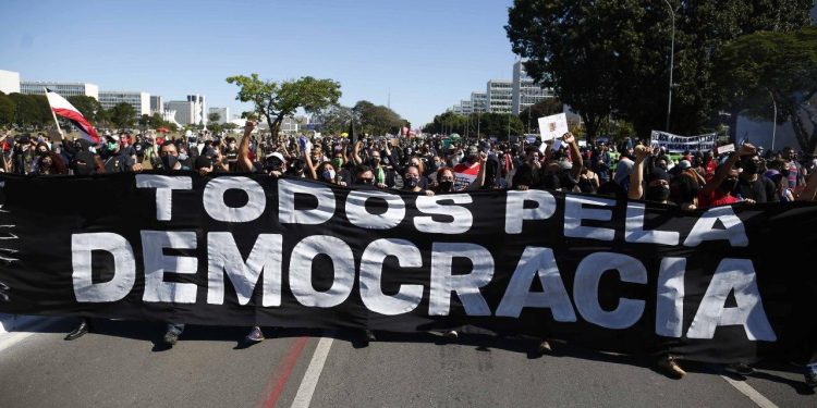Militantes e políticos de Lins se mobilizam para construção de uma Frente pela Democracia