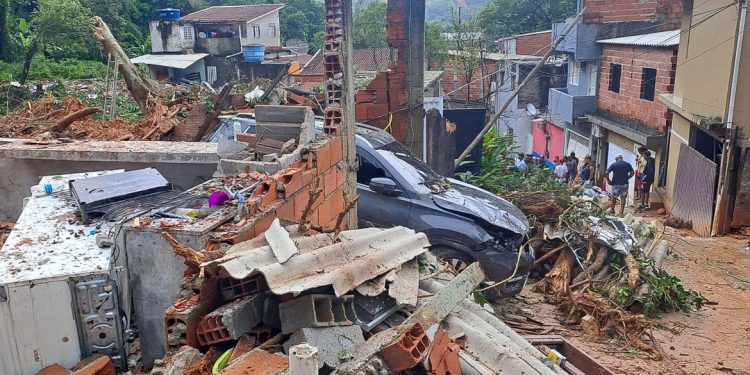O racismo ambiental é visível nas habitações em áreas de risco