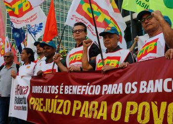 No dia do trabalho; trabalhadores  na Capital de São Paulo pedem valorização do salário e queda dos juros