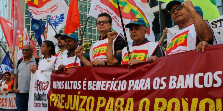 No dia do trabalho; trabalhadores  na Capital de São Paulo pedem valorização do salário e queda dos juros