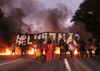 PM atira bombas de gás contra protesto indígena na Rodovia dos Bandeirantes, no sentido São Paulo