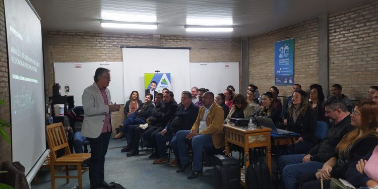 Mais de 70 pessoas participaram do Café do Empreendedor da Adetec com palestra do empresário Rogério Câmara