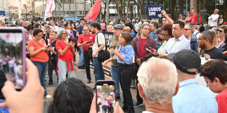 Lutar vale a pena! Por: Professora Bebel -Deputada Estadual( PT-SP )