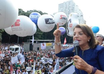 Homenagear os professores é lutar pela Educação. Por: Dep. Estadual Professora Bebel (PT-SP)
