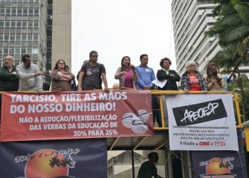 Trezentas mil assinaturas em defesa da Educação. Por: Profª Bebel- Deputada Estadual (PT-SP)