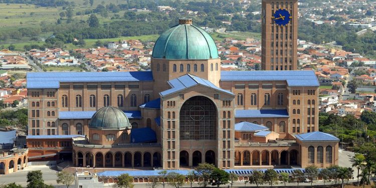 Milhões de fiéis visitam o Santuário Nacional de Aparecida todos os anos, em busca de fé, paz e esperança