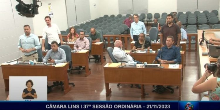 Vereadores de Lins aprovaram aumento de salário de R$3.500,00 para R$5.800,00, porém, o aumento será pago apenas aos vereadores(as) eleitos em 2024. Leia o Projeto de Resolução na íntegra.