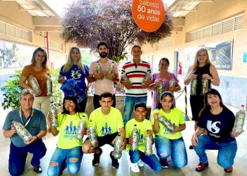 Alunos da Escola Décia em Lins, fazem doação de lacres de alumínio á Sabesp para projeto social.