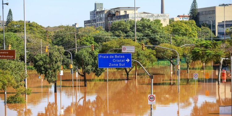 Fake news atrapalham trabalho de ajuda às vítimas no Rio Grande do Sul
