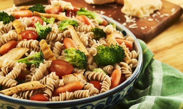 Salada de macarrão é um prato simples e refrescante, uma deliciosa opção para os dias quentes