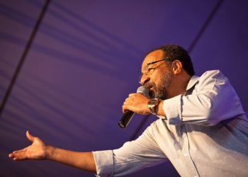 Sesc Birigui apresenta Clara Nunes na voz de Chico Mendes