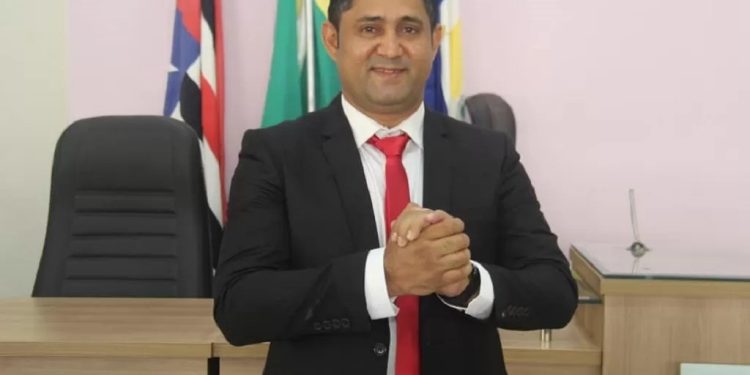 Já tem prefeito usando o “tarifaço”para justificar gastos indevidos: Prefeito no Maranhão não paga salário de professores e coloca culpa no tarifaço