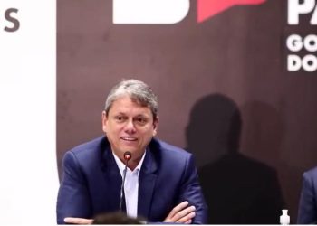 Governador Tarcisio de Freitas debocha com piada de quem morreu por consumo de bebida contaminada por metanol