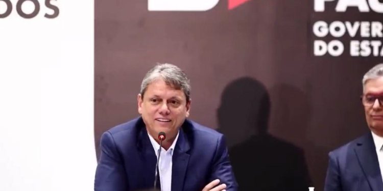 Governador Tarcisio de Freitas debocha com piada de quem morreu por consumo de bebida contaminada por metanol