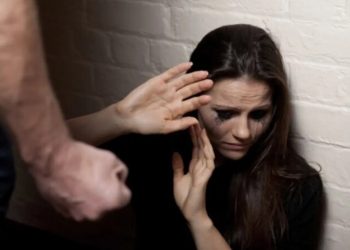 Mulheres evangélicas vítimas de violência sofrem com cobrança da igreja: ‘Ora pouco”