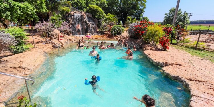 Eco Thermas Tupã faz o interior virar praia com piscina de ondas e 70 coqueiros