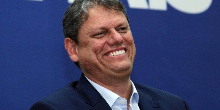Tarcísio desperdiça oferta lucrativa e vende terras públicas por 10% do preço em São Paulo