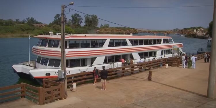 Barco ou ‘praia’? Rio Tietê impulsiona turismo no interior de SP