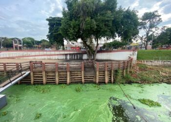 Poluição no Rio Tietê no interior de SP