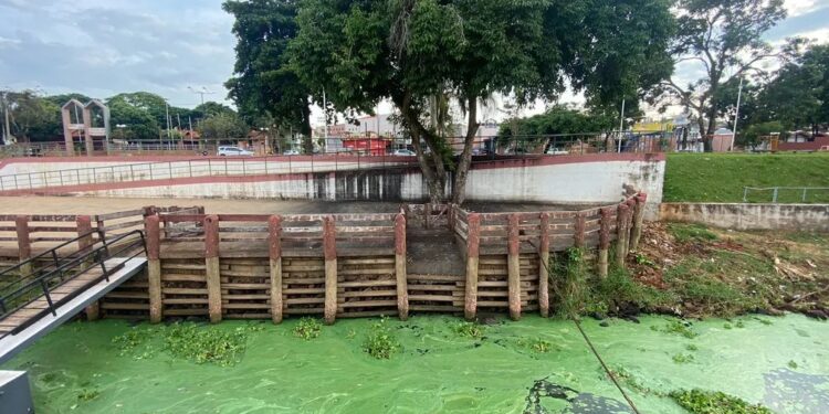 Poluição no Rio Tietê no interior de SP