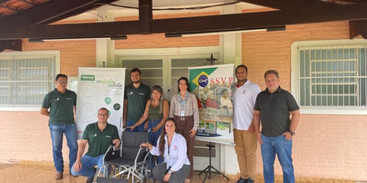 Sabesp e parceiros realizam a entrega de cadeiras de rodas a instituições de Lins