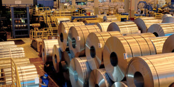 Guerra no Oriente Médio pode abrir oportunidades para o alumínio brasileiro. Artigo: Janaina Donas, presidente-executiva da ABAL