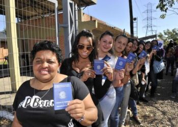 Quase metade das mulheres no Brasil está fora do mercado de trabalho