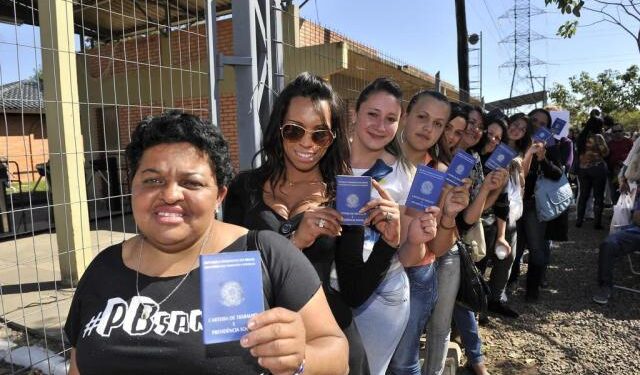Quase metade das mulheres no Brasil está fora do mercado de trabalho