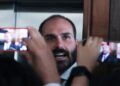 ‘Ilhado’ nos EUA, será difícil Eduardo Bolsonaro voltar a se candidatar após condenação