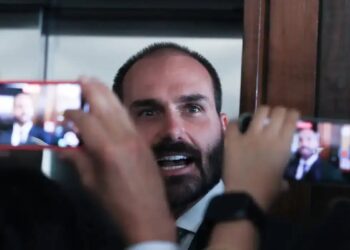 ‘Ilhado’ nos EUA, será difícil Eduardo Bolsonaro voltar a se candidatar após condenação