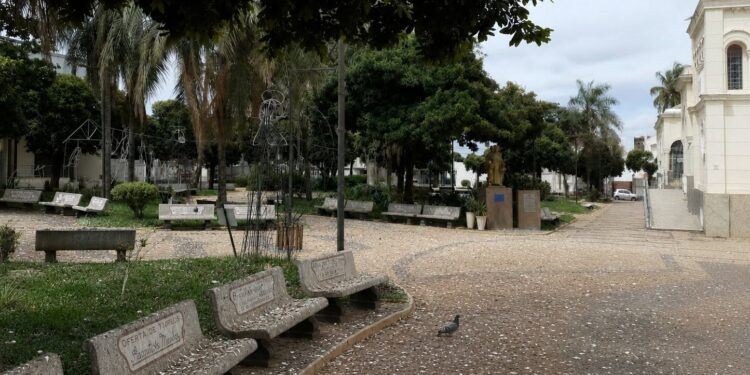 VAMOS FALAR SOBRE A CIDADE DE LINS? Praça Dom Bosco enfrenta problemas de sujeira causada por fezes de pássaros e falta de conservação