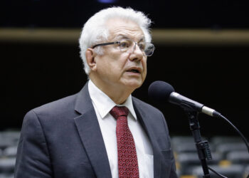 Deputado Arlindo Chinaglia propõe dedução de aparelhos auditivos no Imposto de Renda