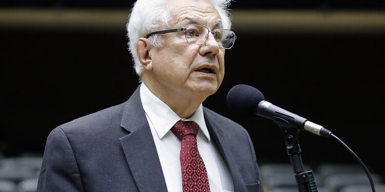 Deputado Arlindo Chinaglia propõe dedução de aparelhos auditivos no Imposto de Renda