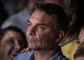 Em sabatina na Globo, Flávio não explica propostas e faz acusações sem provas