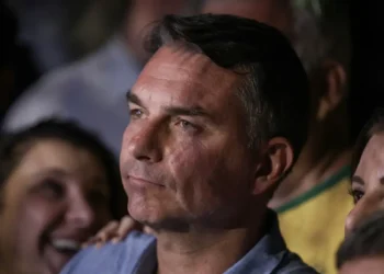 Em sabatina na Globo, Flávio não explica propostas e faz acusações sem provas